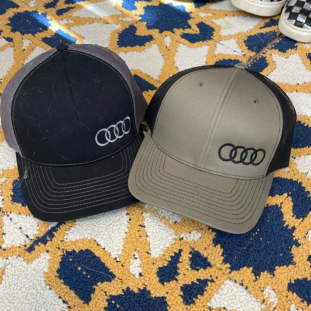 85. Set Of 2 Trucker Hats